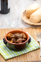 Spezzatino di carne con patate e funghi in una tegame di coccio