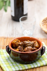 Spezzatino di carne con patate e funghi in una tegame di coccio