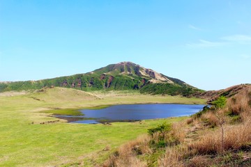 阿蘇　新緑の烏帽子岳と草千里