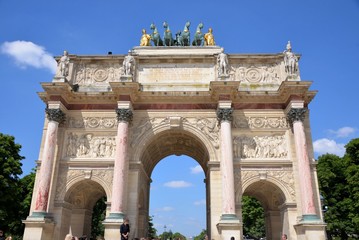 Fototapeta na wymiar Łuk triumfalny w Tuileries w Paryżu