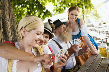Deutschland,Bayern,Oberbayern,Menschen spielen Karten im Biergarten