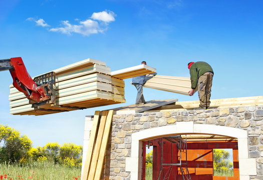 Mise en place de panneaux isolants