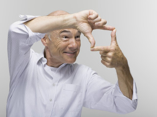 Portrait eines älteren Mann,mit einer Geste der Hand über der anderen