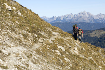 Fototapeta na wymiar Österreich, Salzburger Land , Junges paar Wandern