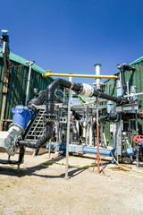 Biogasanlage, Leitungen und Ventile zwischen Gärbehältern