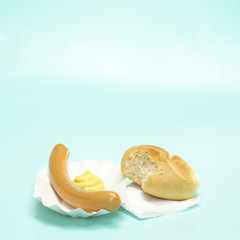 Bockwurst mit Senf und Brötchen,close-up
