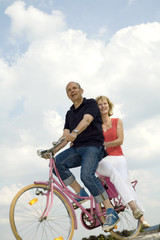 Älteres Ehepaar Reiten Fahrrad