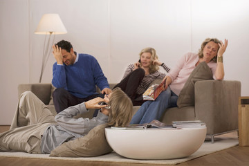Familie sitzt im Wohnzimmer