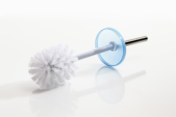 Nahaufnahme von WC-Bürste auf weißem Hintergrund