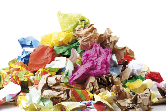 Zerknitterte papierhaufen