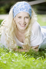 &nbsp;M&uuml;nchen, Junge Frau entspannt auf der Wiese