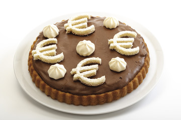 Schokoladenbiskuittorte mit Eurozeichen
