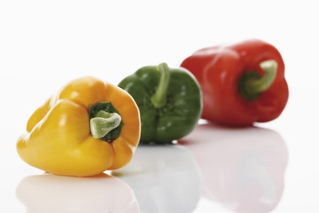 Verschiedene Paprika Paprika auf weißem Hintergrund