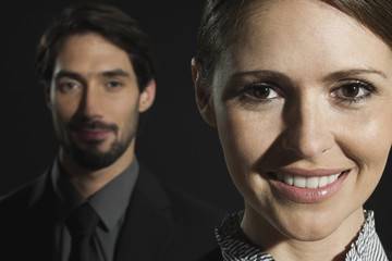 Junger Mann und Frau lächelnd,Porträt