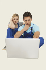 Mann und Frau im Gesamt mit Laptop