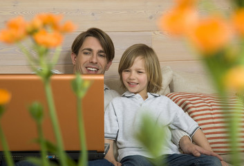 Vater und Sohn ( 8-9 ) mit Laptop,Portrait