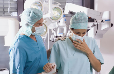 Chirurgen und OP-Schwester im OP