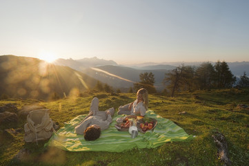Junges Paar auf Decke, von Angesicht zu Angesicht .