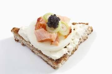 Sandwich mit Frischkäse , Schinken und Kaviar , close-up