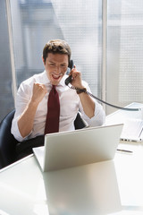 Geschäftsmann im Büro,telefonieren