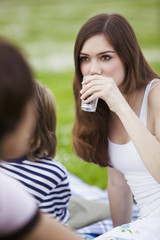 Junge Frau trinkt Wasser , close-up