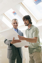 Fototapeta premium Blick auf Bau -Plan Zwei Männer