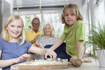 Großeltern und Enkelkinder (8-9) in der Küche,Portrait