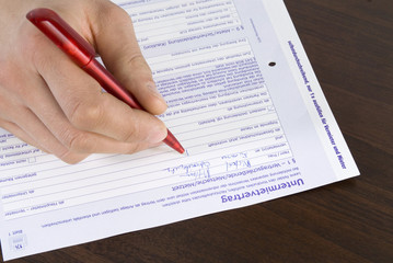 Man f&uuml;llt in Form