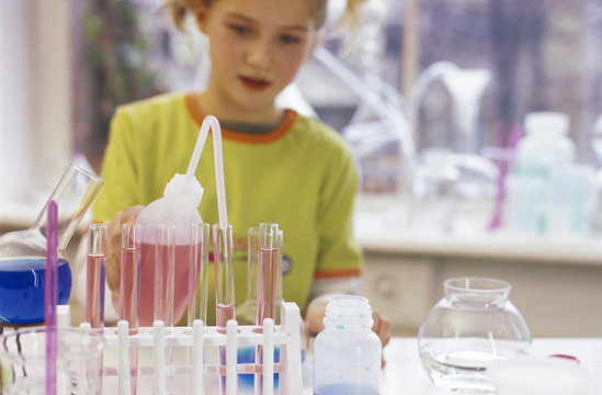 Mädchen (8-9) im chemischen Labor,der Reagenzglas -Rack