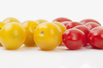 Rote und gelbe Tomaten auf weißem Hintergrund