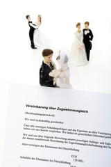 Ehepaarfiguren hinter Ehevertrag