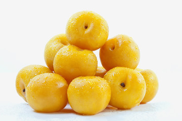 Südafrikanische gelbe Pflaumen auf weißem Hintergrund