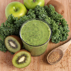 Green smoothie - kale, kiwi, green apples, ground flax seeds - 65196591