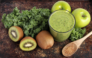 Green smoothie - kale, kiwi, green apples, ground flax seeds - 65196597