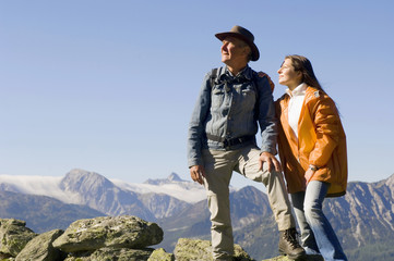 Paar in den Bergen, auf Felsen