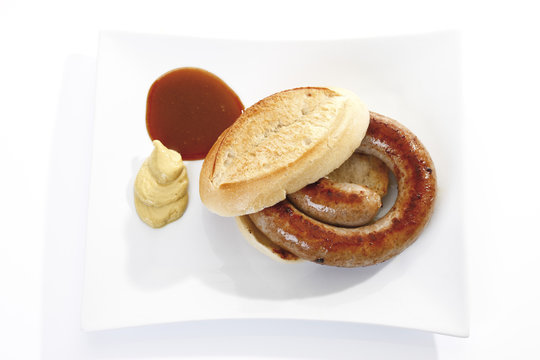 Deutsch Bratwurst,gebratene Wurst und Br&ouml;tchen auf Platte,erh&ouml;hte Ansicht