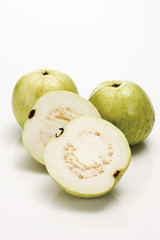 Guava Früchte ( Guave ), zwei Hälften im Vordergrund