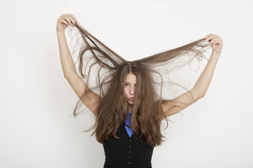 Junge Frau (16-17) rauft sich die Haare