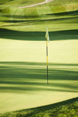 Obraz premium Italien,Kastelruth,Golfflaggeauf Golfplatz