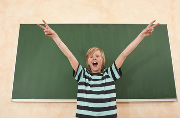 Deutschland,Emmering,Boy (12-13 ) lächelnd mit Waffen,Portrait