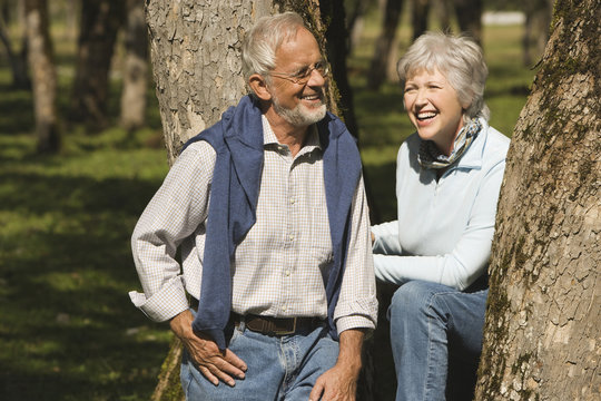 Österreich,Karwendel,älteres Paar lehnt an Baumstamm,Lächeln,Portrait