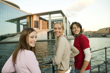 Fototapeta premium Junge Menschen stehen am Geländer