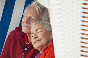 Deutschland,Nordsee,St.Peter-Ording,älteres Paar ruht auf Strandkorb,close-up