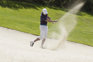 Golfspieler spielen Bunkerschläge