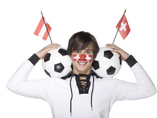 Junger Mann mit Schweizer Flagge auf Gesicht gemalt , die zwei Fußbälle und österreichischen und...