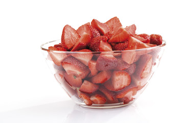 Erdbeeren in eine Schüssel geben , close-up