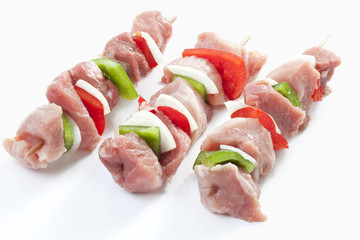 Schaschlik -Spieße Raw , erhöhte Ansicht