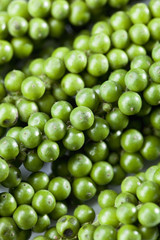 Grüne Pfefferkörner ( Piper nigrum) , Vollbild, close-up