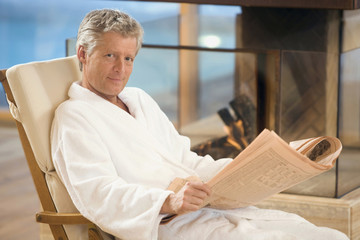 Mann im Bademantel,mit Zeitung,lächelnd,Porträt