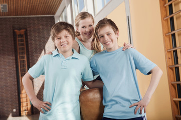 Fototapeta premium Deutschland,Emmering,Mädchen (12-13) und Jungen (12-14) lächelnd,Porträt